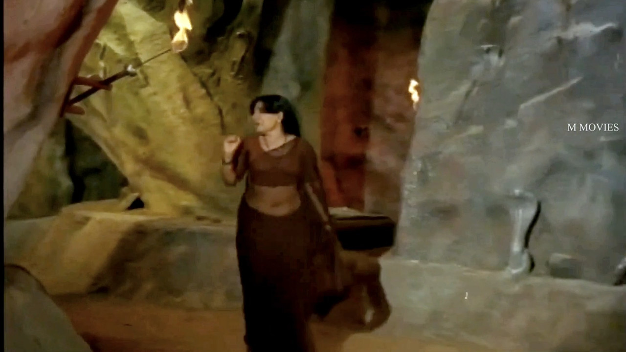 Jayabharathi Sexy Sizzling Deep Navel and boob scenes from Nagamadathu mp4 snapshot 01 14 347