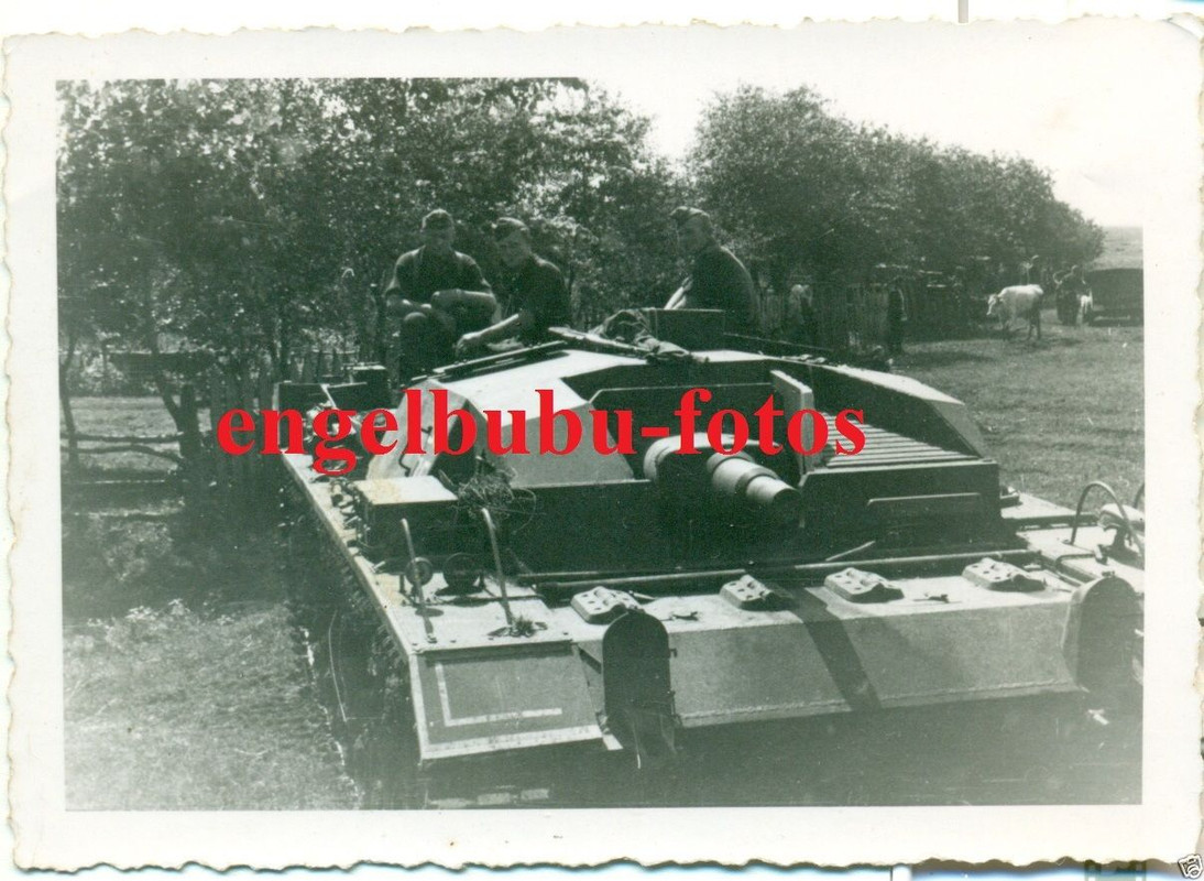 FOTO - STURMGESCHÜTZ - PANZER - Soldaten auf Stu