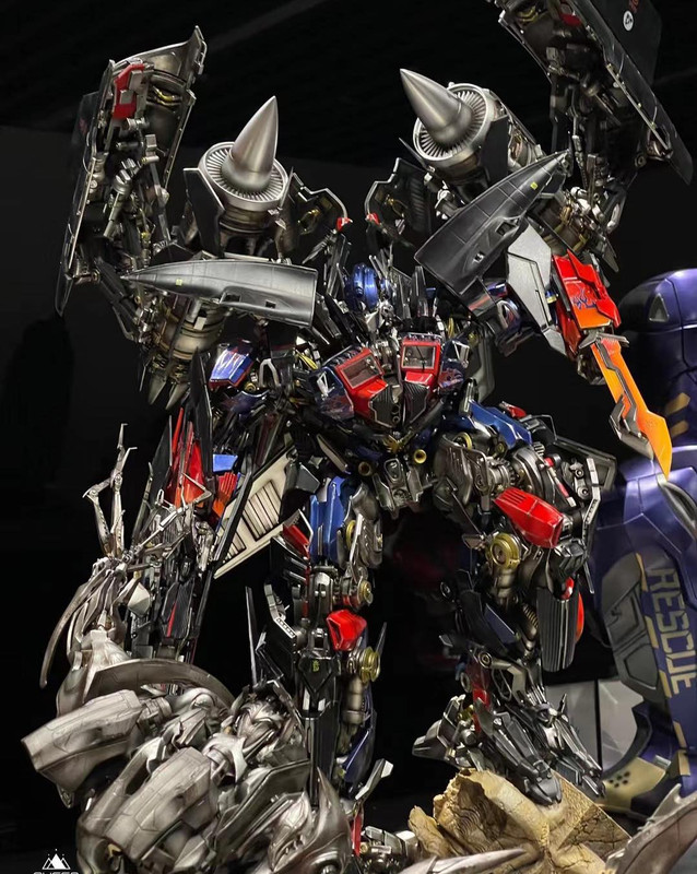 Queen-Studios-ROTF-Jetwing-Optimus-Prime-Diorama-03