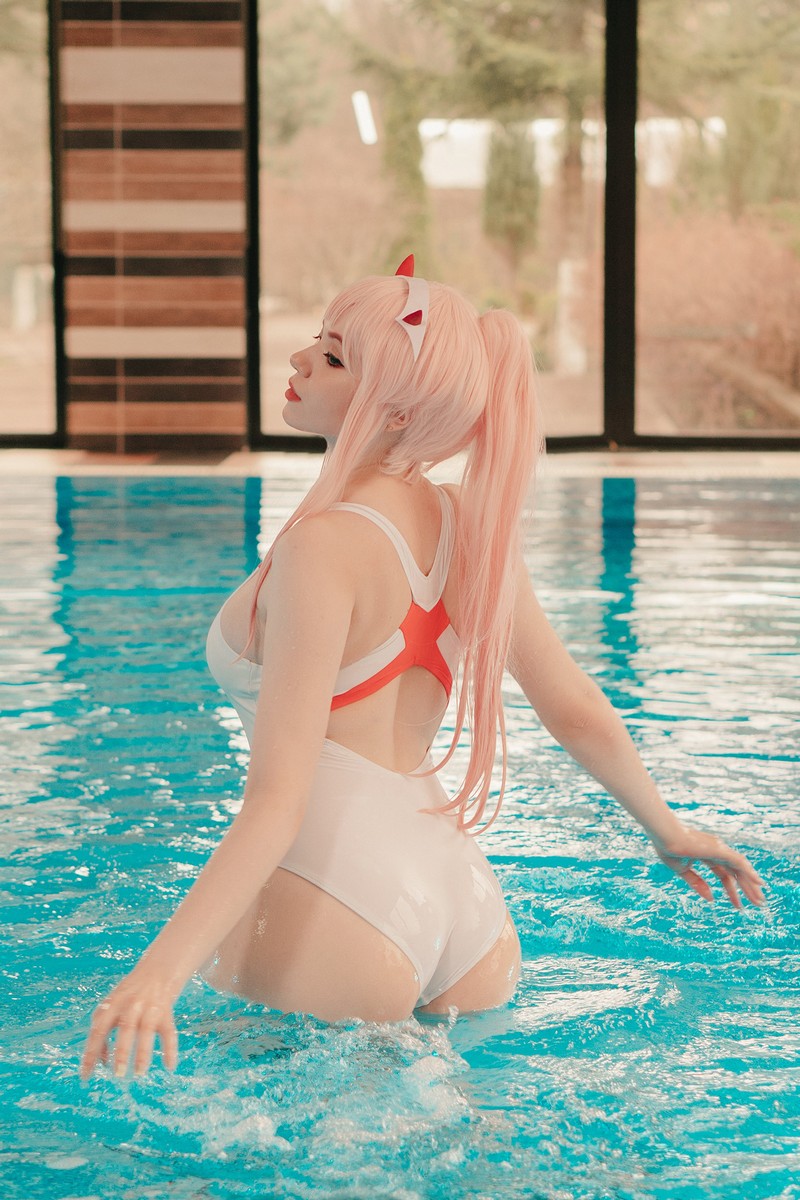 Alina Becker 02 Zero Two Cosplay Darling in the Franxx 泳池主题写真【47P-56.8M】插图2