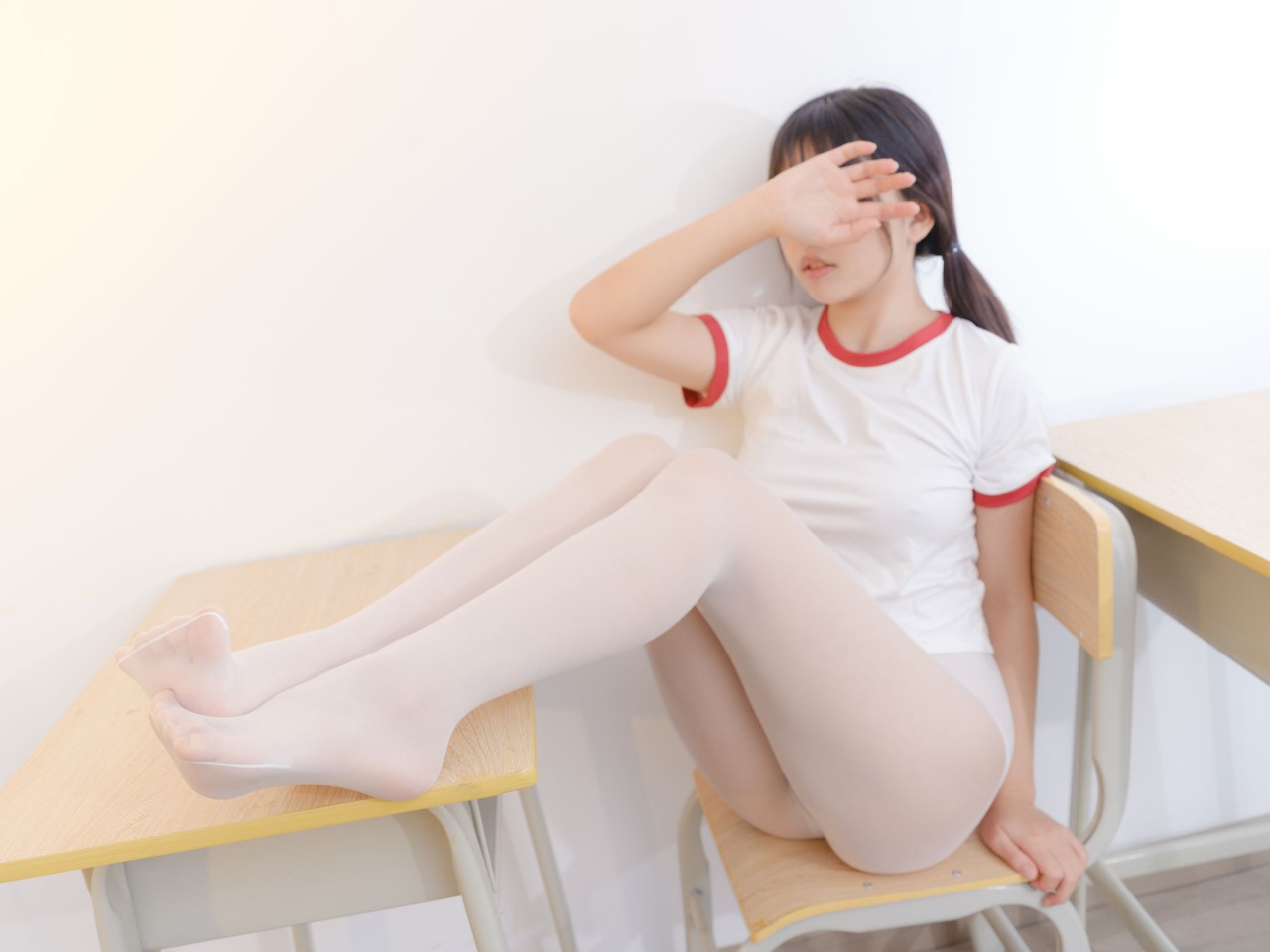 森 萝 财团 晴 涩写真，教室场景下的活力与俏皮插图4