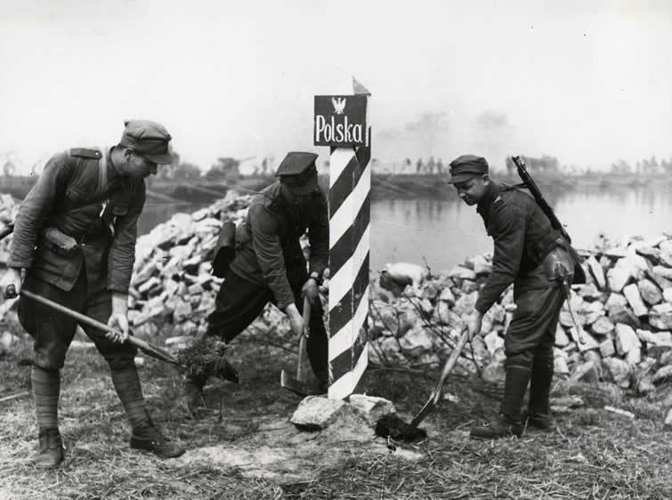 Marking-Polish-German-Border-in-1945.jpg
