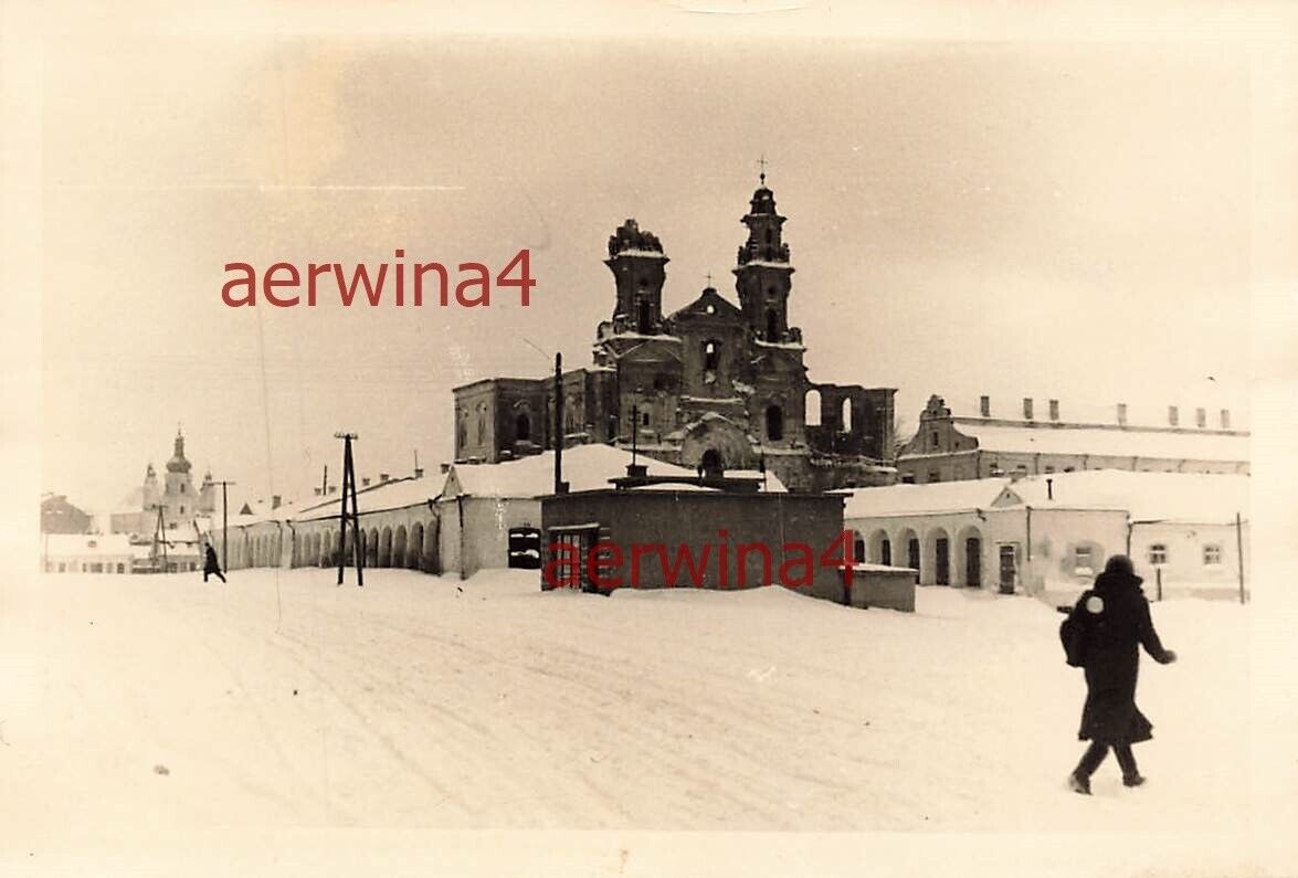 Russ. Frau an zerstörten Klosterkirchen in Pinsk Ostfront