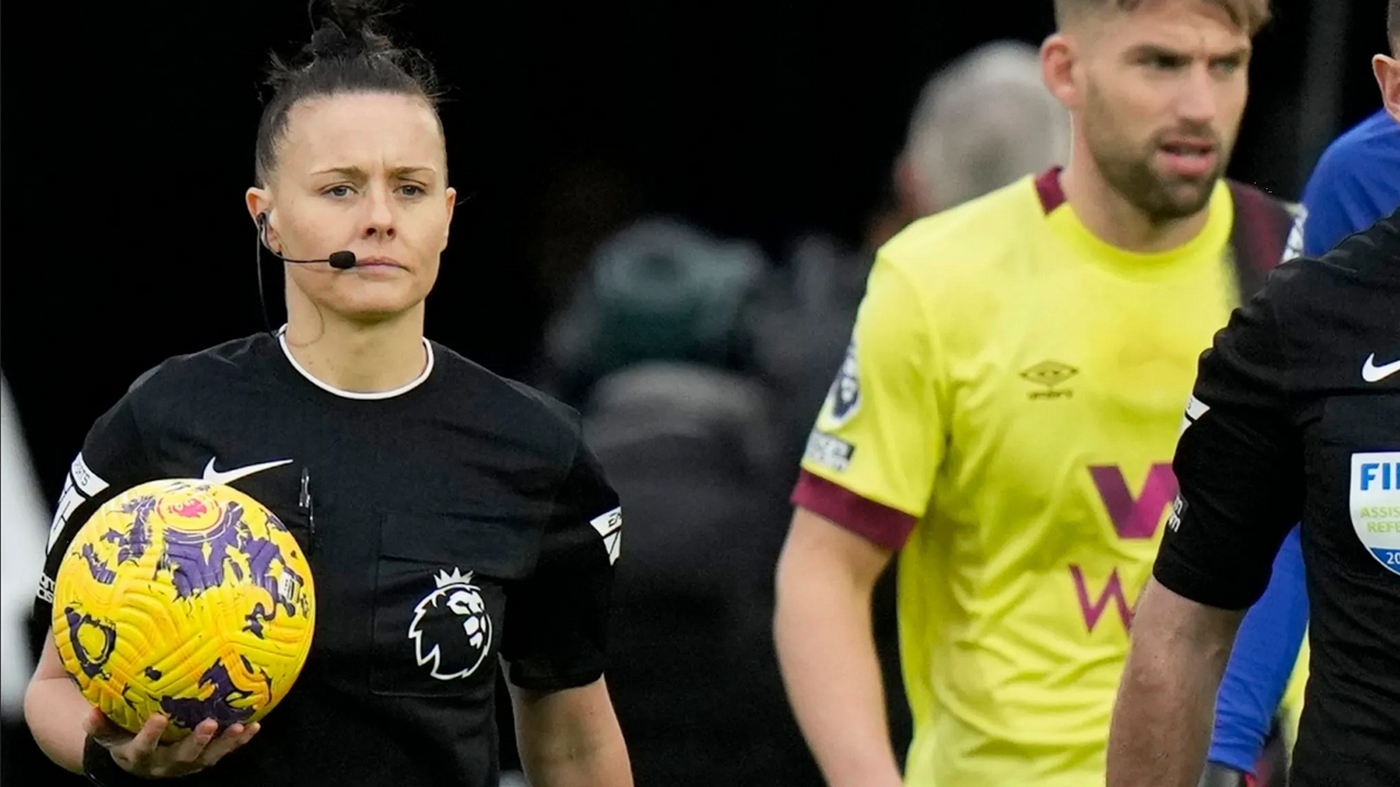 Rebecca Welch hace historia: La primera arbitra en dirigir en Premier League