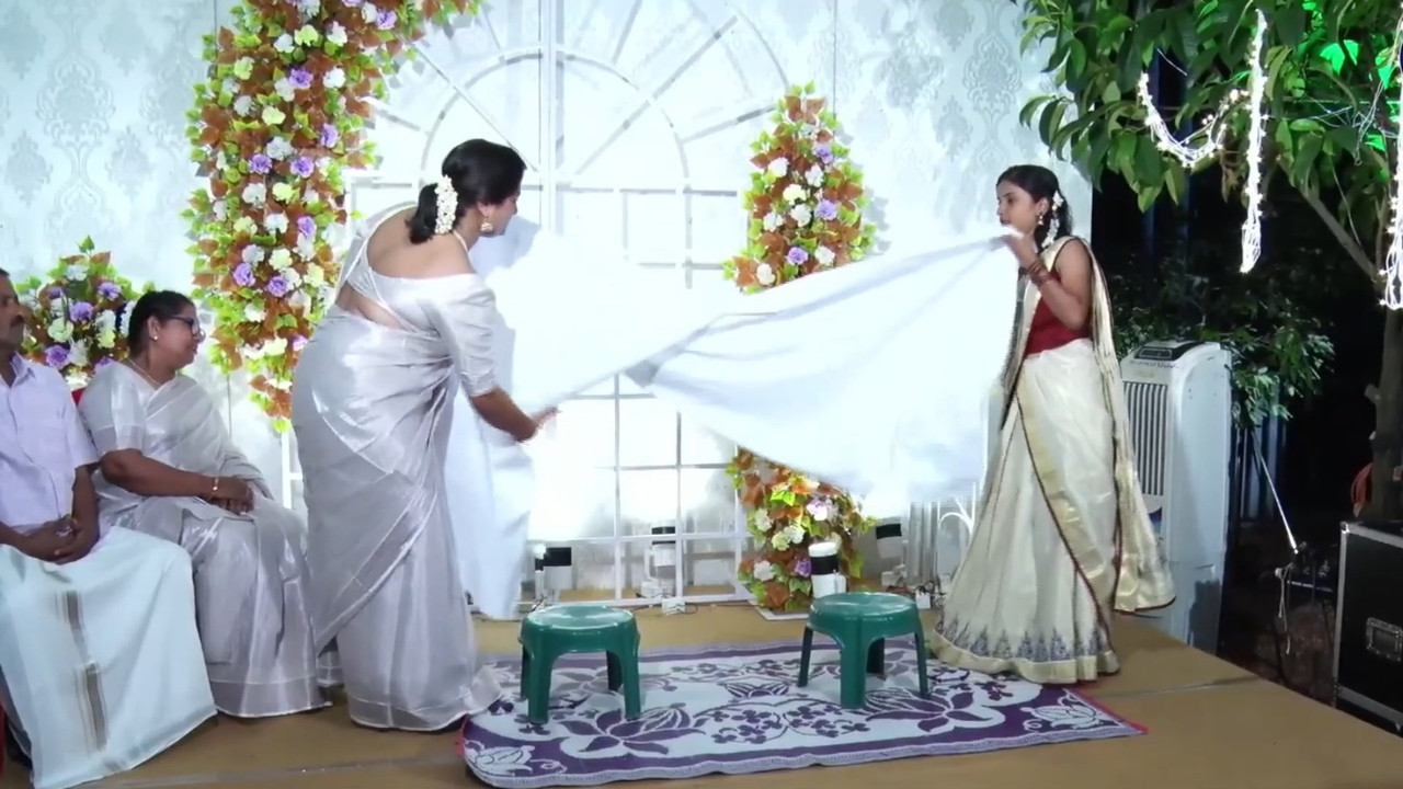 Hot fleshy Malayali aunty tummy foldand big ass in white saree.mp4_snapshot_00.15.393