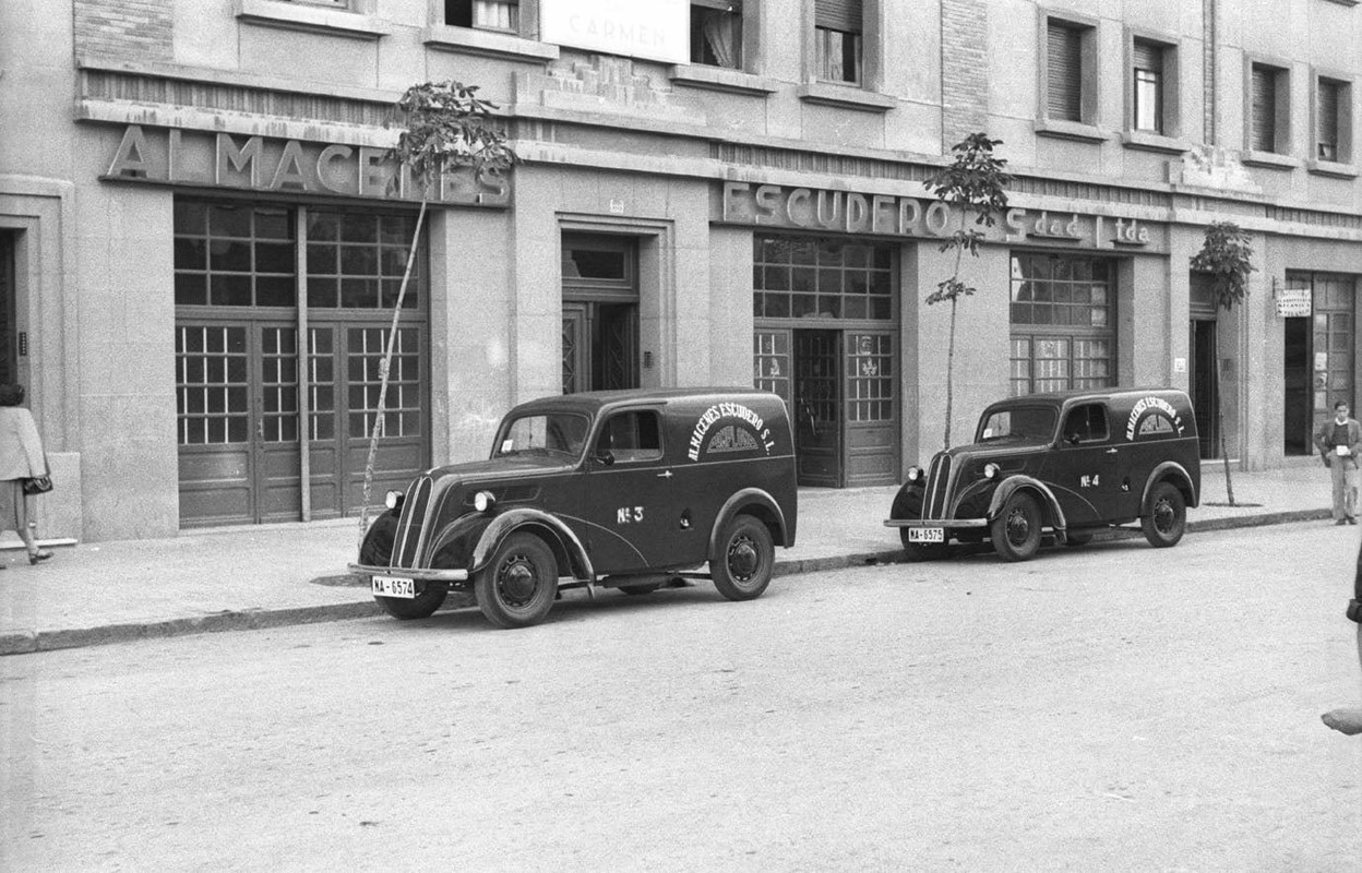 Almacenes Escudero en la calle San Fermín, hoy son dos bares Itziar y Trujal. Foto Galle4