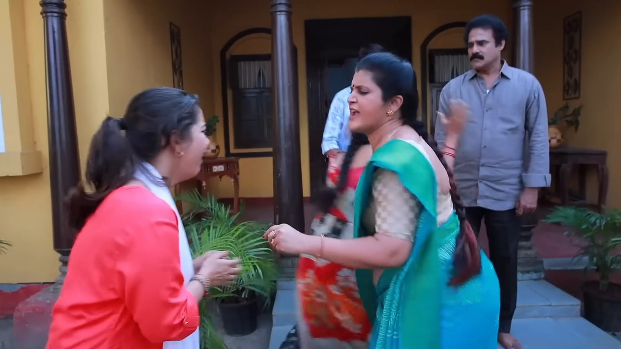 Hot tamil aunty sexy tummy and big ass in blue saree-ilkiya serial.mp4_snapshot_00.14.091