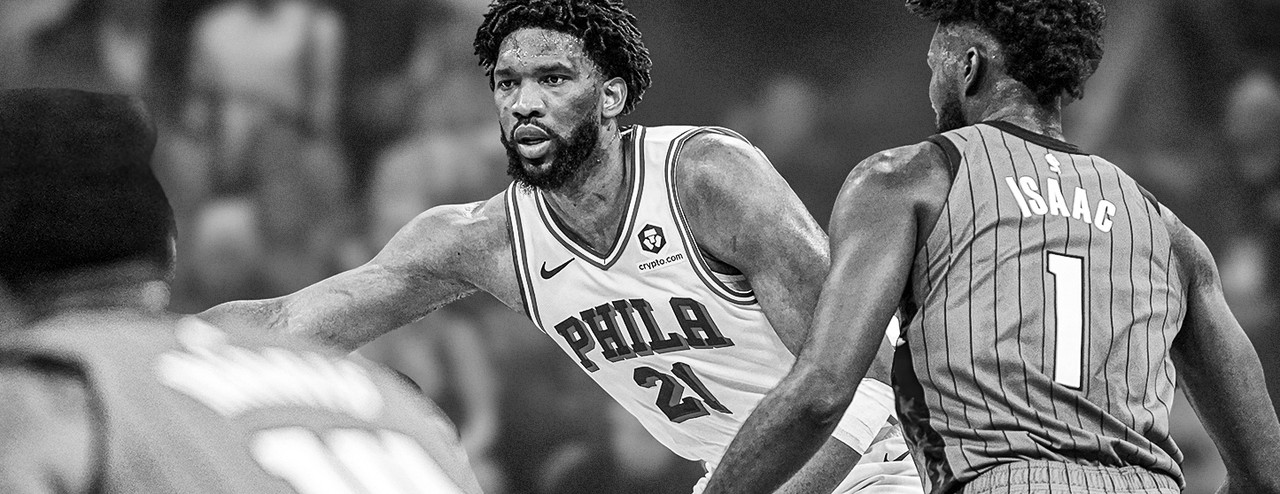 Joel Embiid jogando pelo Sixers.