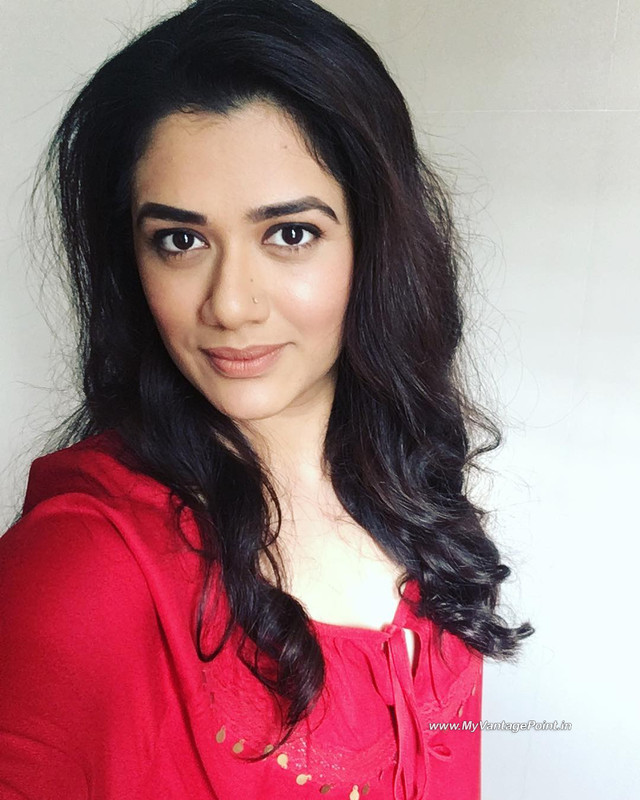 3-Girija-Oak-Godbole-Photos-Wallpapers-in-Red-Saree-My-Vantage-Point