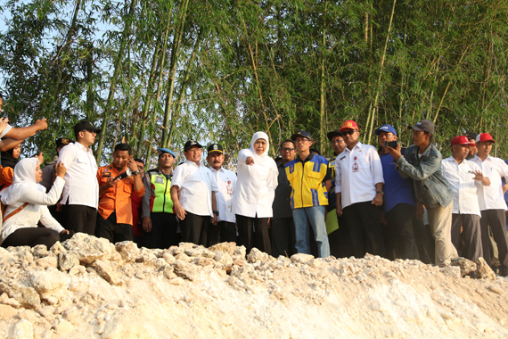 Gubernur Khofifah Tinjau Penanganan Tanggul Ambles di Plumpang Tuban