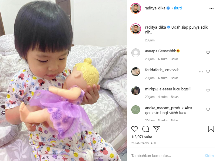 Aksi gemas Alea saat menggendong boneka bayi