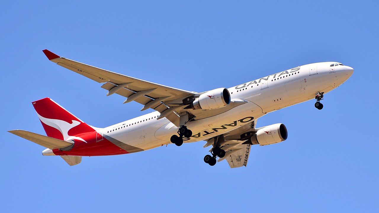 Qantas Airbus A330 VH EBM Perth 2019 (01)