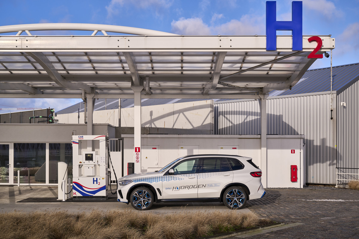 P90494469_highRes_bmw-ix5-hydrogen-on-