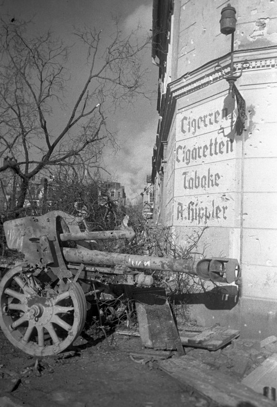 Разбитая немецкая 105-мм гаубица leFH 18 на улице Кенигсберга