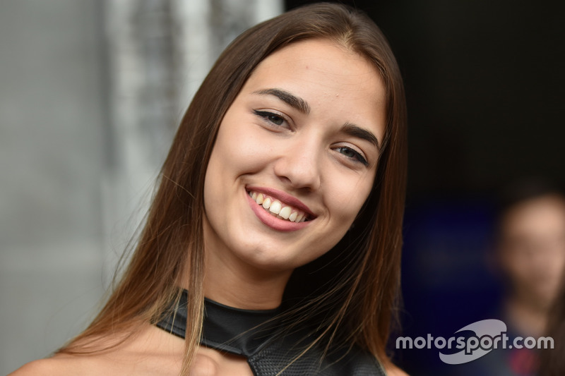 bes-24-hours-of-spa-2018-strakka-girl