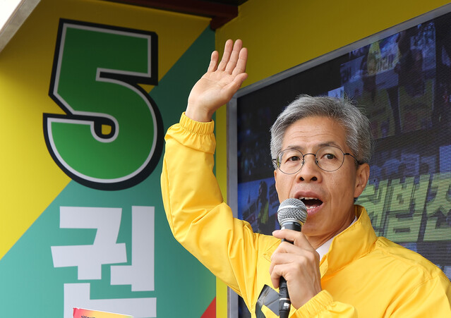 권영국 민주노동당 대선 후보가 서울 성신여대입구역 인근에서 유세차에 올라 연설하는 모습