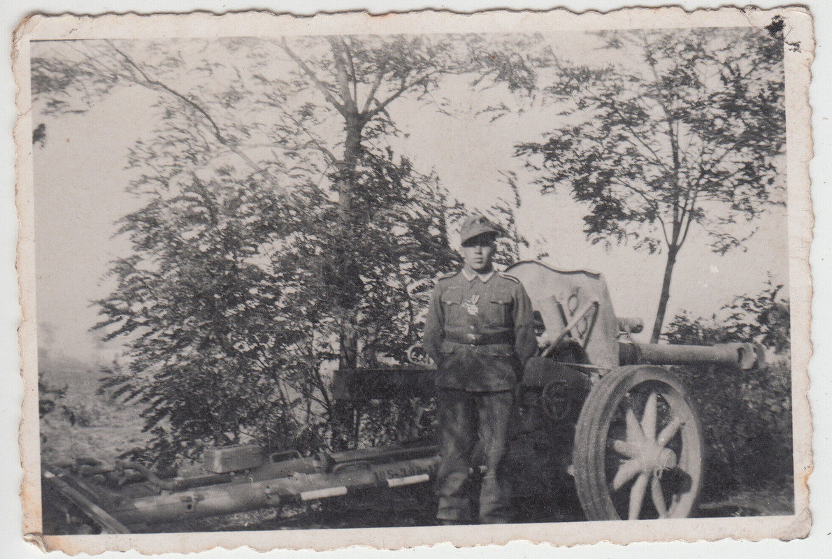 Wehrmacht Artillerist mit Geschütz nach EK II.Verleihung Rußl.1942