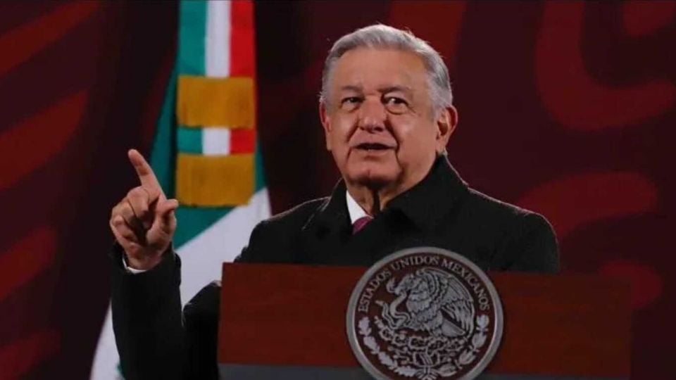 AMLO anuncia 'sorpresa' a docentes mexicanos en el Día del Maestro: Hay nuevo aumento salarial