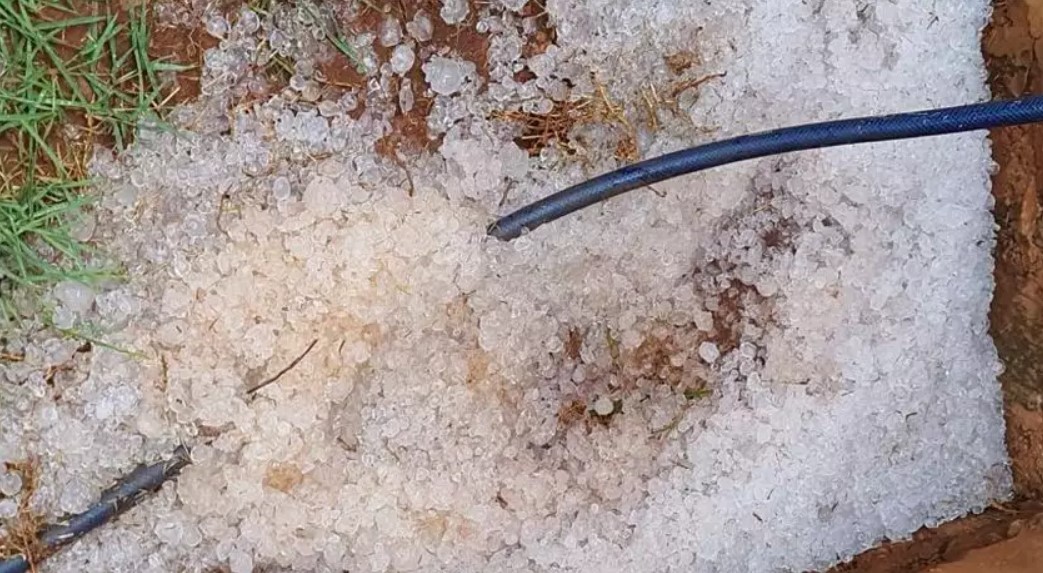 Acumulo de granizo que caiu na cidade (Foto: Cenário MS)