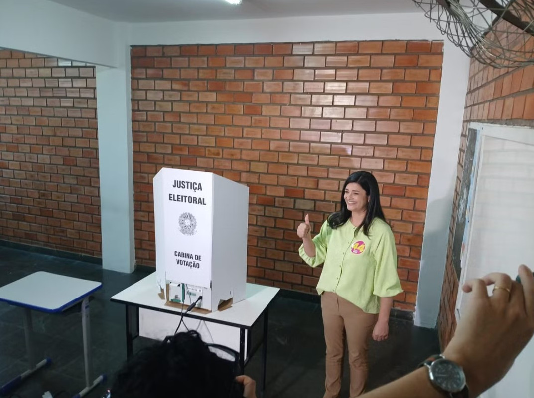 Candidata Rose Modesto (União Brasil) votou por volta das 10h, em uma escola municipal — Foto: Osvaldo Nóbrega/TV Morena
