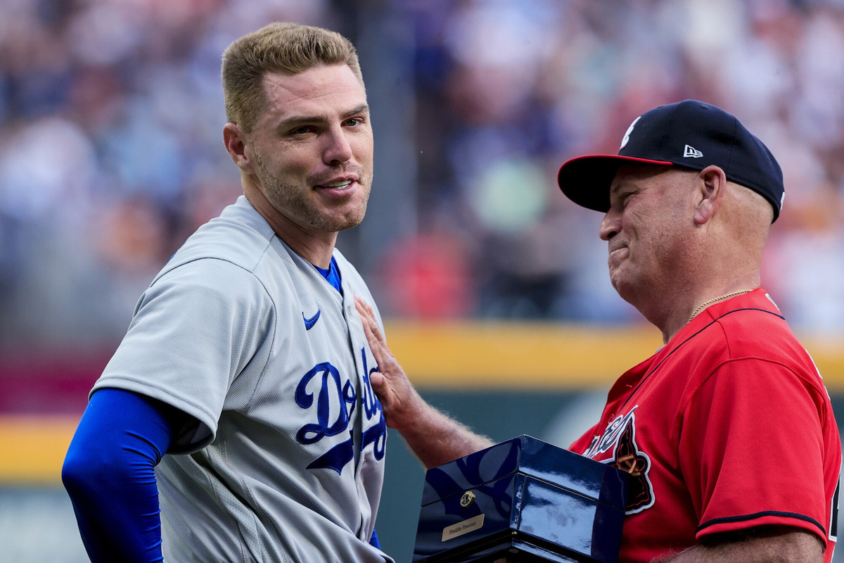 Julio Urías y los Dodgers ganan en regreso de Freeman a ATL