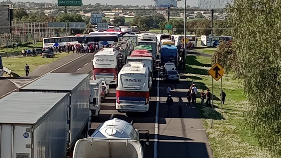 Caos vial en la México-Pachuca: Transportistas bloquean la carretera tras asesinato de un chofer