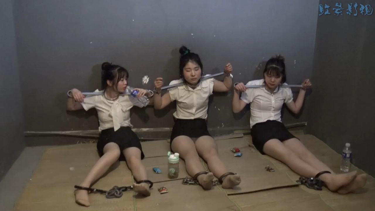 胜景影视 三女M镣铐颈手枷拘束戏耍.mp4_20220602_081059.478