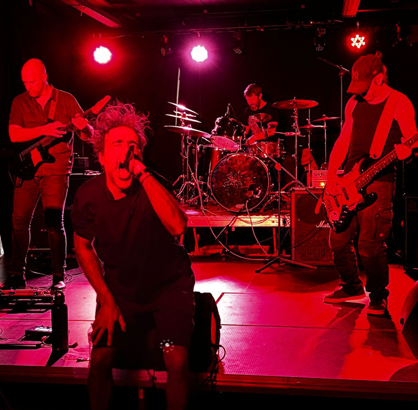 https://www.facebook.com/karmanoirband