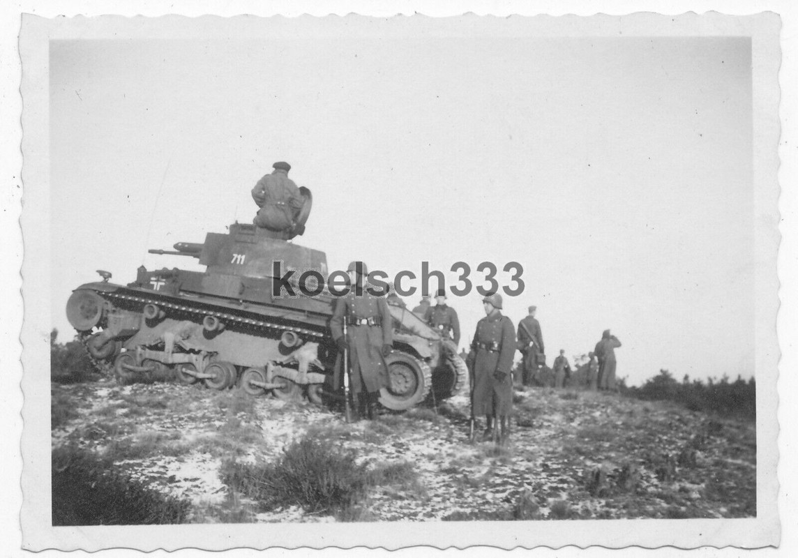 Foto Soldat der Wehrmacht mit Panzer 35(t) in Warthauer Bergen in Polen 1941