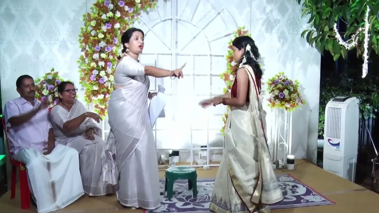 Hot fleshy Malayali aunty tummy foldand big ass in white saree.mp4_snapshot_00.08.215