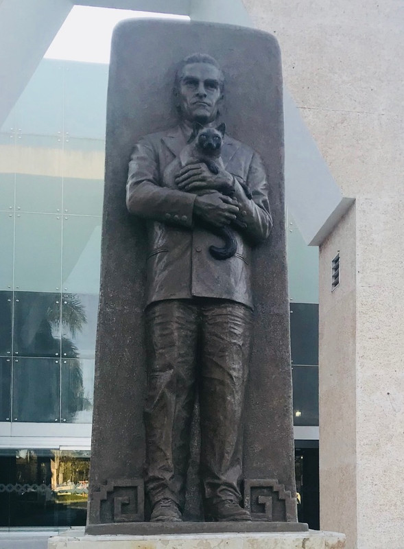 Yuri_Knorosov_monument_in_Mérida,_Yucatán_(cropped)