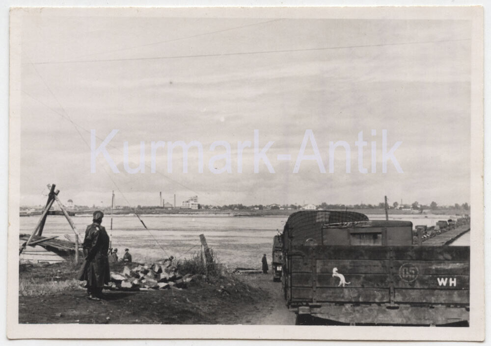 Foto Wehrmacht Russland Dnjpr Front Brücke LKW Emblem Wappen Wiesel !