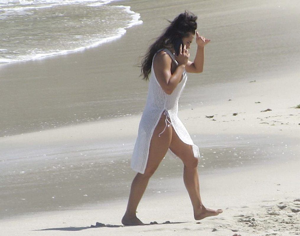 Holly-Young-UpskirtSTARS.com (73)