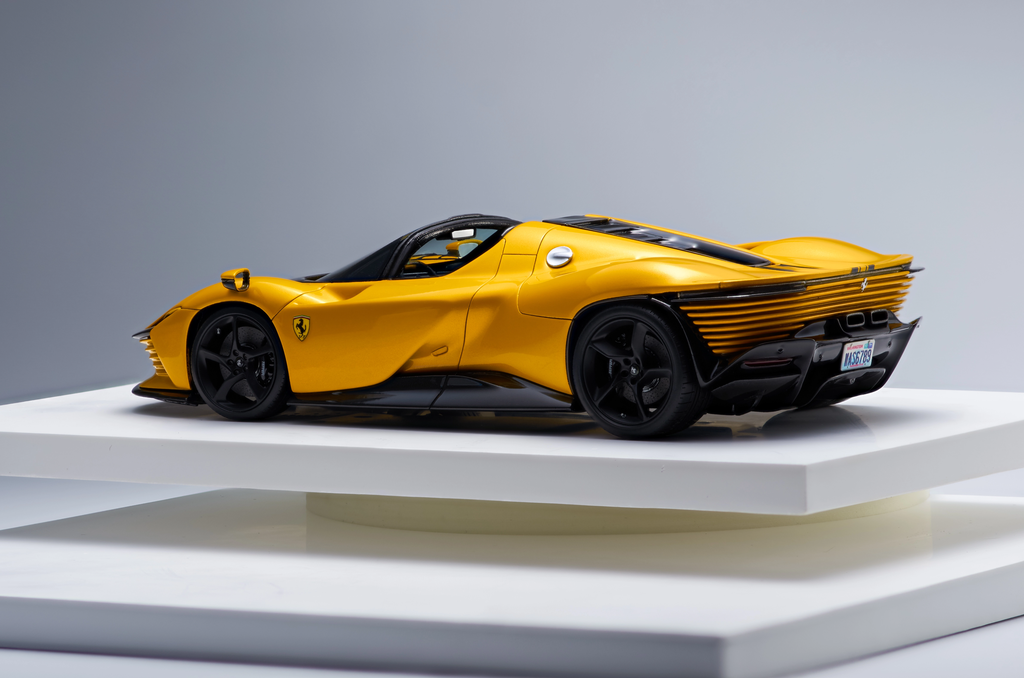 1-24-scale-model-car-kit-Ferrari-Daytona