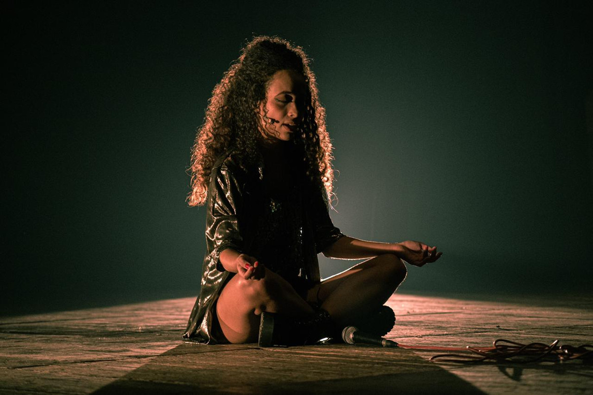 A menina com Asas por um Fio 1 - Rayza Noiá