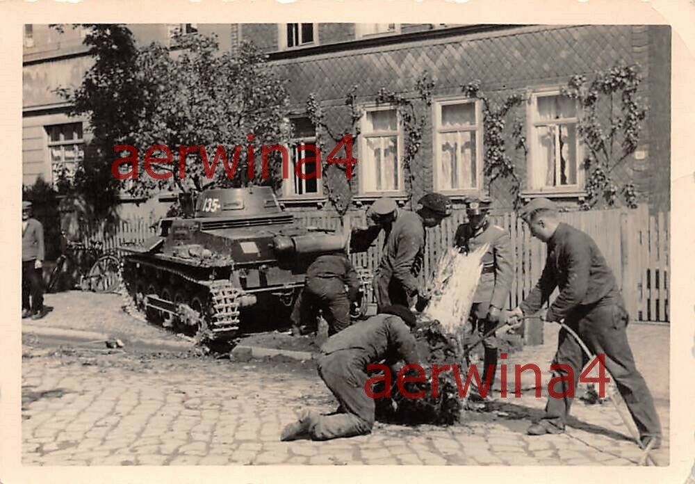Panzer I bei Baumfällung auf Strasse in der Stadt