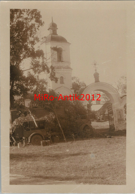 Lkw und Gerätewagen vor russischer Kirche