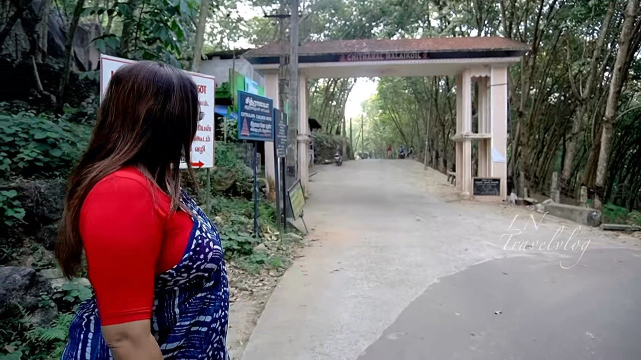 Lekshmi Nair Navel Slips,Huge Boobs and Ass.mkv_snapshot_00.01.377