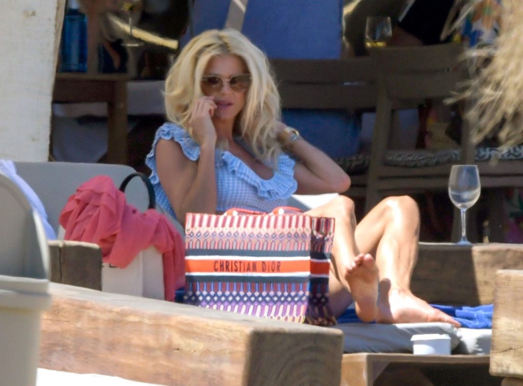 Victoria-Silvstedt-Upskirt-STARS-com-17