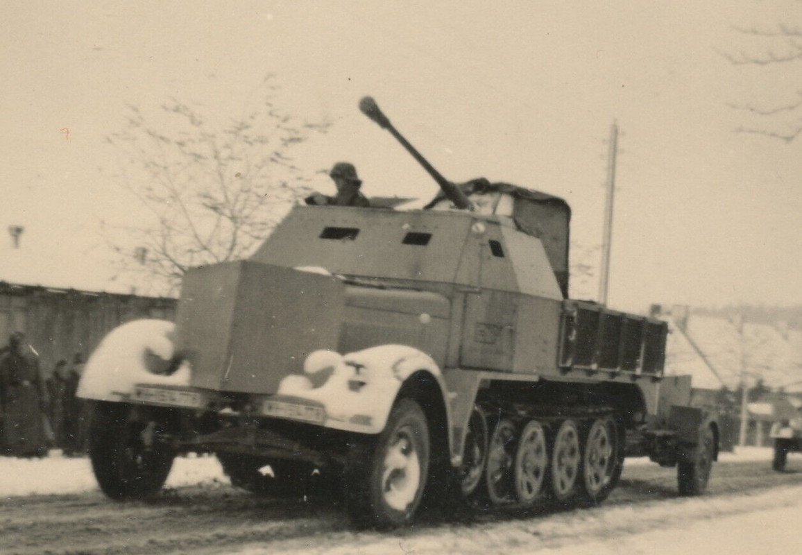 Foto - gepanzerte Halbkette mit Geschütz Aufbau
