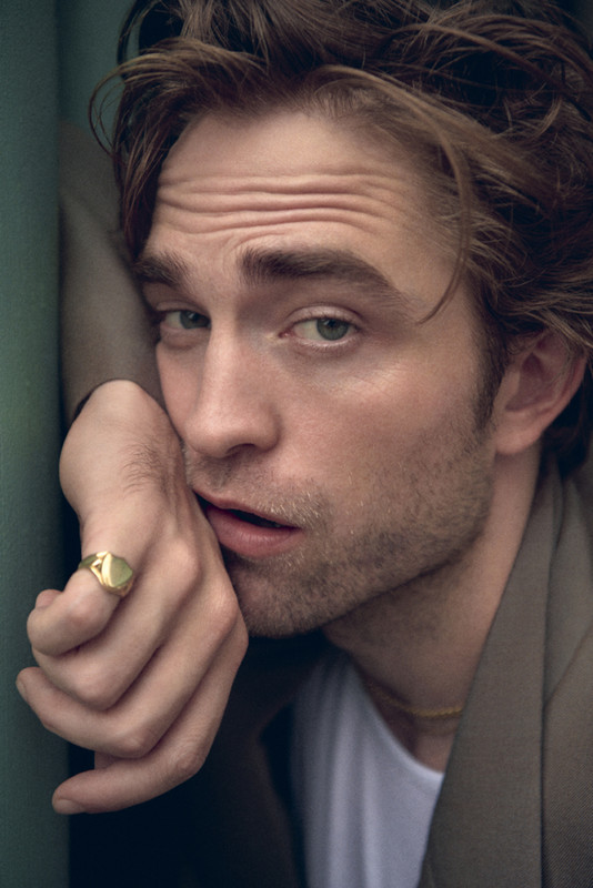 20180912_Interview_Robert_Pattinson_Blue_Door_0414_05-667x1000
