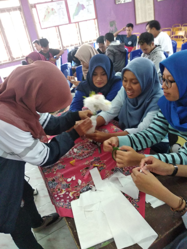 Pelatihan Kreasi bunga dari Sampah Plastik