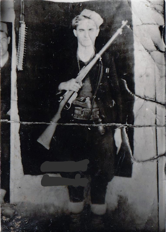 [Слика: slika-fotografija-covek-sa-puskom-i-muni...2-EDIT.jpg]