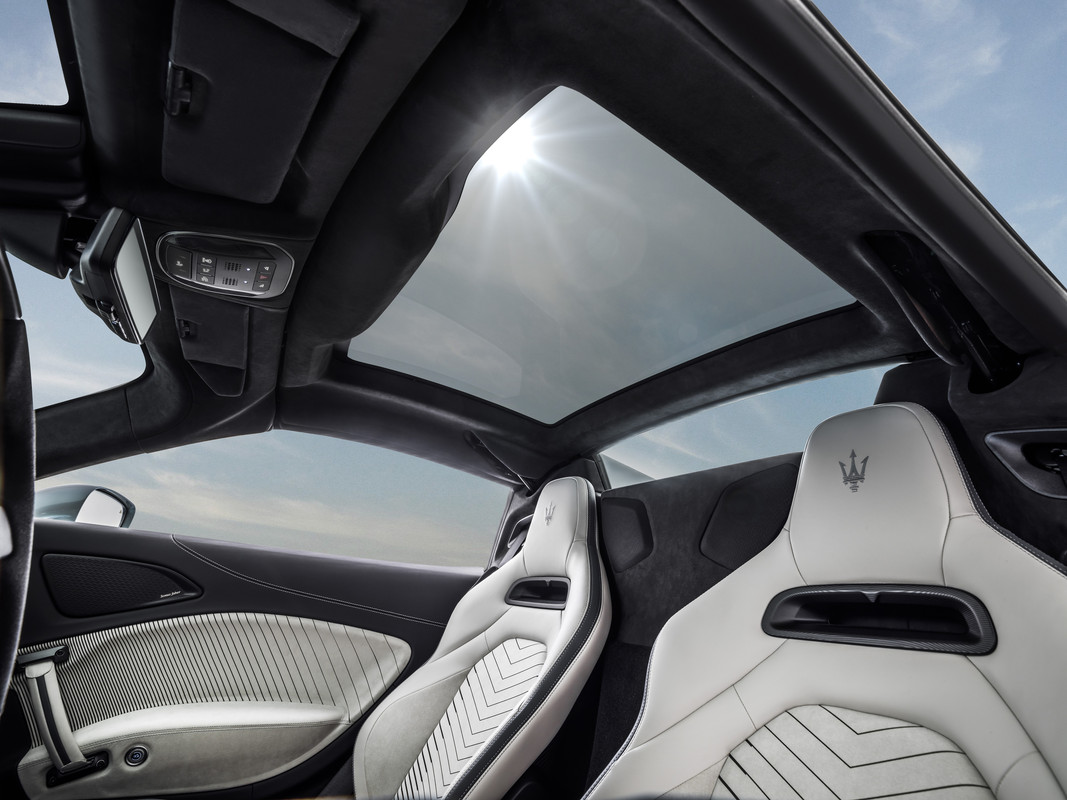 Maserati_MC20_Cielo_lifestyle(8)