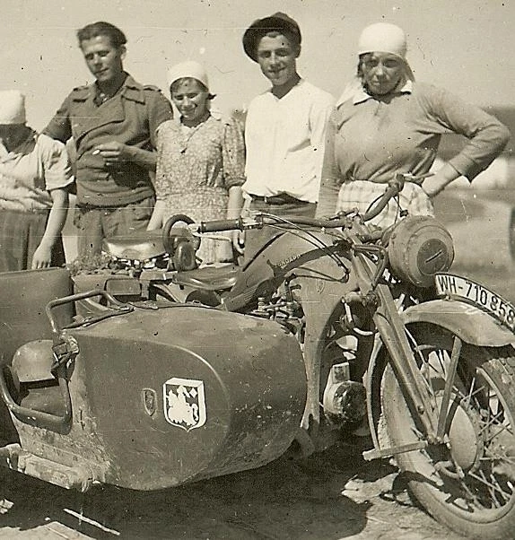 BEST German Sturmgeschütz Panzerman w Civilians by Motorcycle (WH 710858)