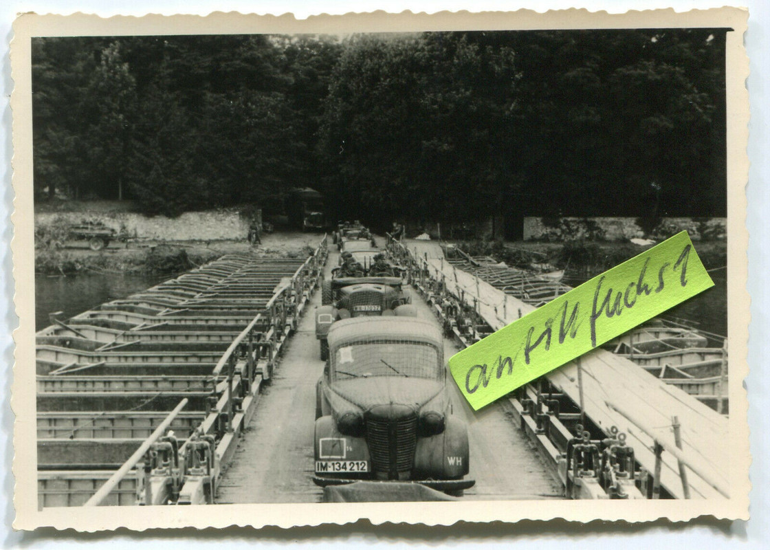 WH-Fahrzeuge mit Eisen-Tarnnetze bezogen über der Marne in Belgien 1940