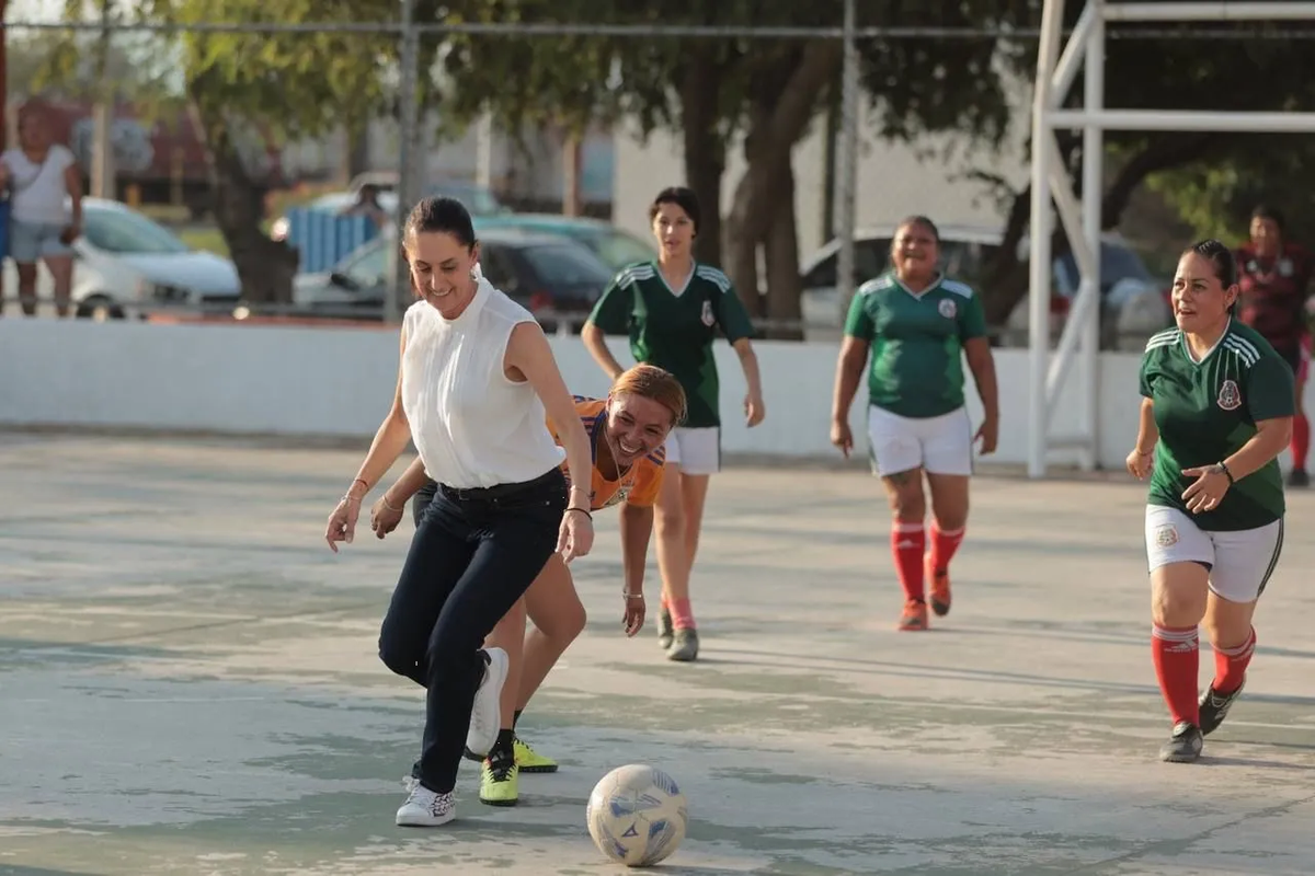 Sheinbaum se echa una “cascarita” con mujeres de Escobedo, NL