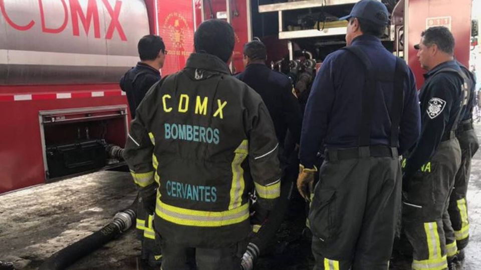 Toda vida cuenta: Bomberos de CDMX reaniman a un 'perrito' tras rescatarlo de incendio