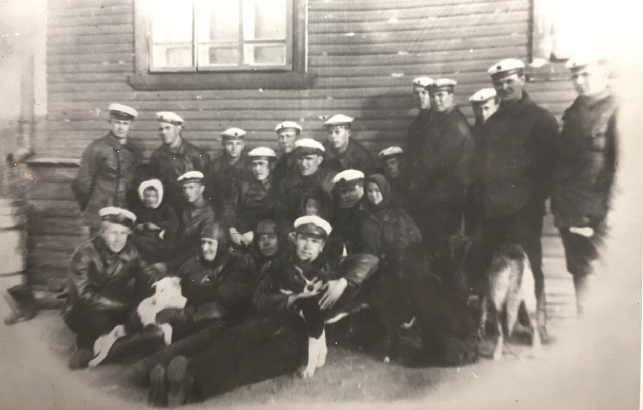 руппа личного состава Д-1 и Д-2 во время первого похода в истории военных кораблей на Новую Землю. 1