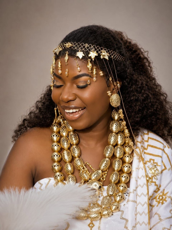 Christelle Faveur en tenue traditionnelle baoulé